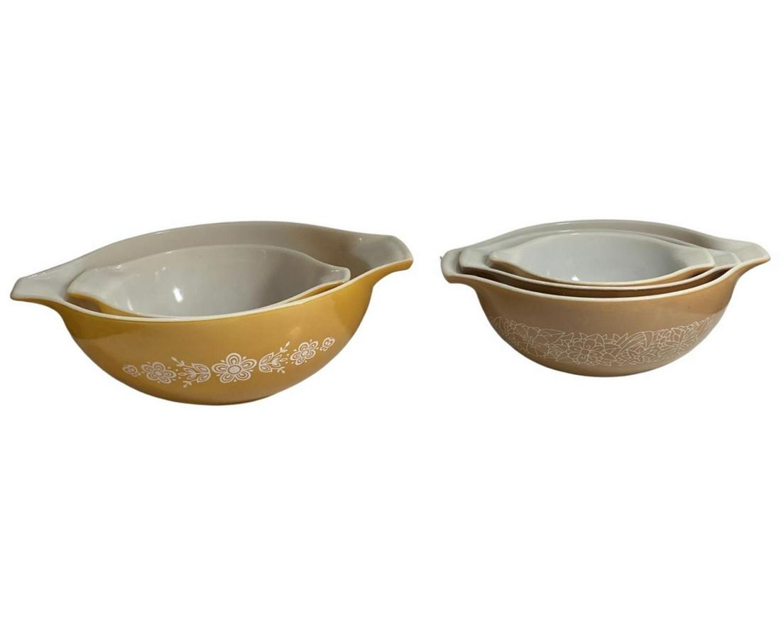 Lot of Five Vintage Pyrex Bowls: Lot of Five Vintage Pyrex Bowls. Largest measures 4" x 13"