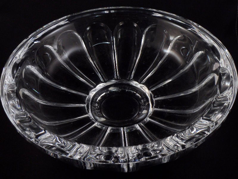 Orrefors Crystal Swedish Centerpiece: This stunning Orrefors crystal centerpiece would look great on any table. Signed Orrefors. Measures 10 3/4"D. For Domestic and international shipping quotes please email Ryan@eagleshippingcenter.com o