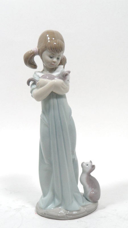 Lladro Spain "Don't Forget Me" figurine #5743: Lladro Spain "Don't Forget Me" figurine #5743 featuring a young girl in pigtails holding a kitten with a cat at her feet. Comes with original box. Issued in 1990, and the sculptor is Juan Huerta. Meas