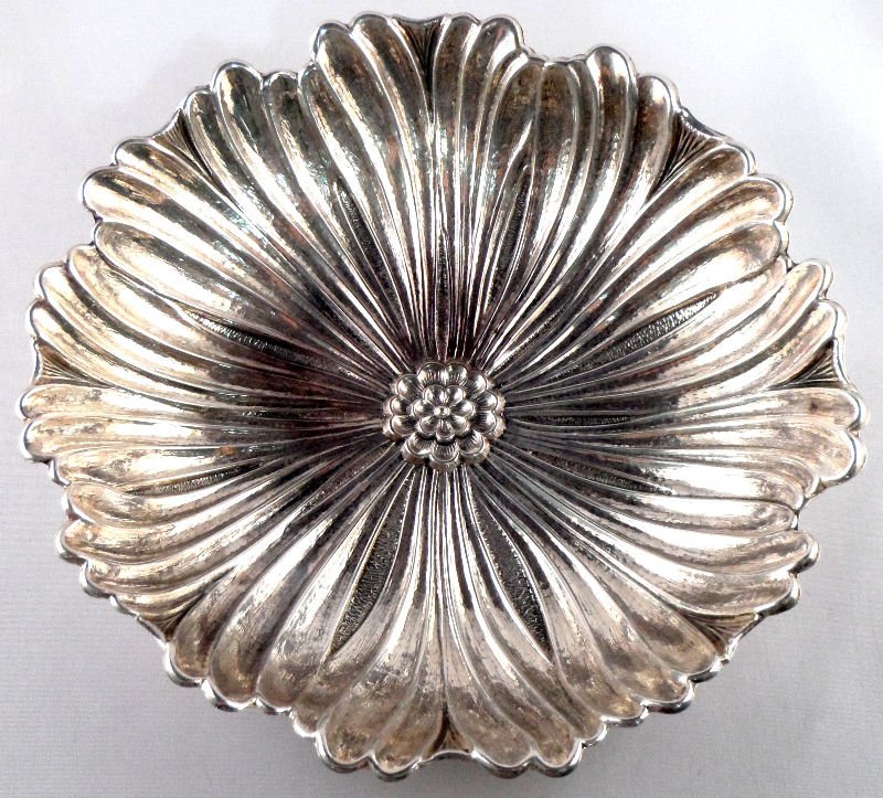 Gianmaria Buccellati Sterling Flower Tray: Gianmaria Buccellati sterling silver flower tray. Measures approximately 7 1/8" in diameter. Underside of flower is stamped Gianmaria Buccellati, 925, Italy. For shipping and insurance quotes please c