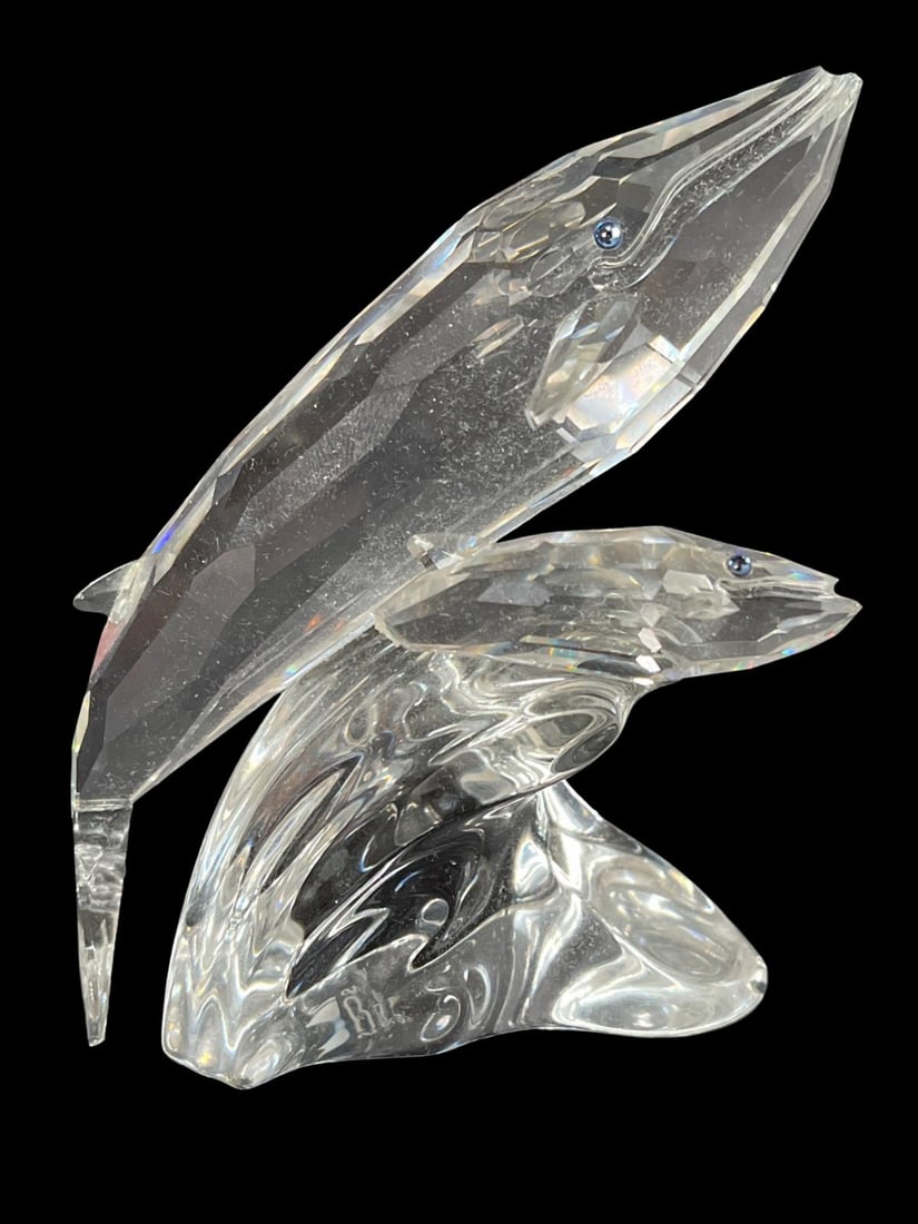 Swarovski Crystal Whale Figurine SCS 92 MST Mother & Child: Swarovski Crystal Whale Figurine SCS 92 MST Mother & Child Measures H: 4 1/8" and W: 3 ½". Smaller figure has damage, sold as is