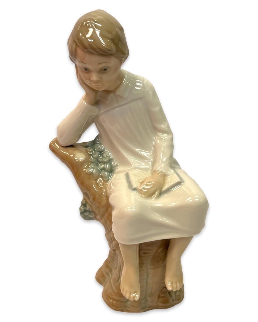Lladro 4876 Little Boy Thinking Porcelain Figurine (1 of 2)