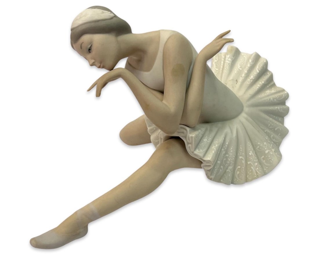 Lladro Sitting Ballerina Porcelain Figurine: Lladro Sitting Ballerina Porcelain Figurine measures H: 6" x W: 9"