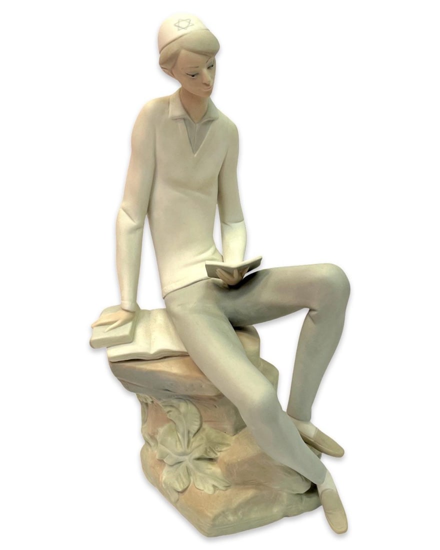 Lladro 4684 Hebrew Student Porcelain Figurine: Lladro 4684 Hebrew Student Porcelain Figurine measures H: 11 1/2" x W: 4 1/2"