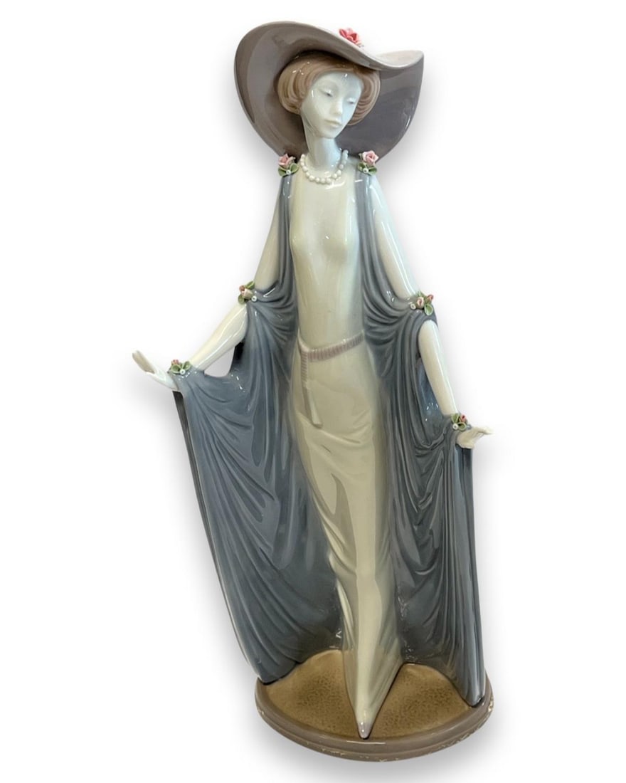 Lladro #1428 Afternoon Tea Porcelain Figure (1 of 2)