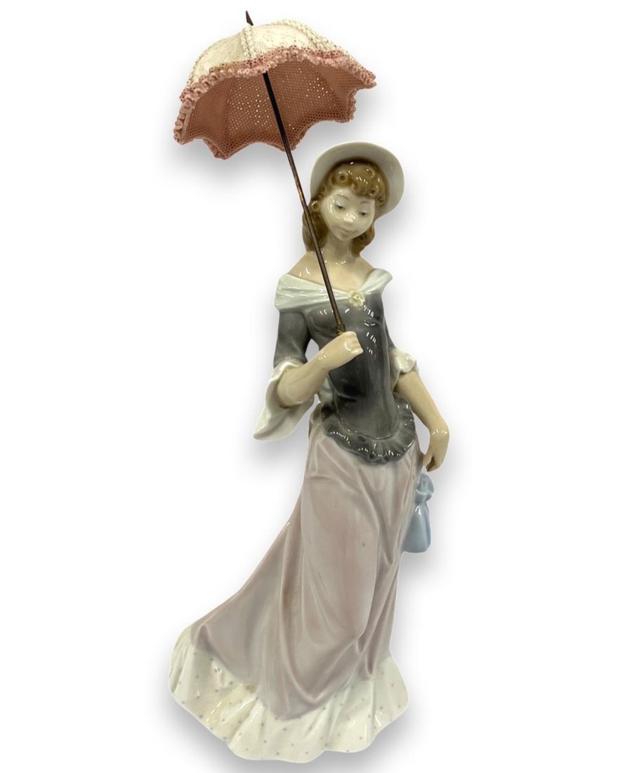 Lladro #5003 A Sunny Day Porcelain Figure: Lladro #5003 A Sunny Day Porcelain Figure measures H: 12 1/2"