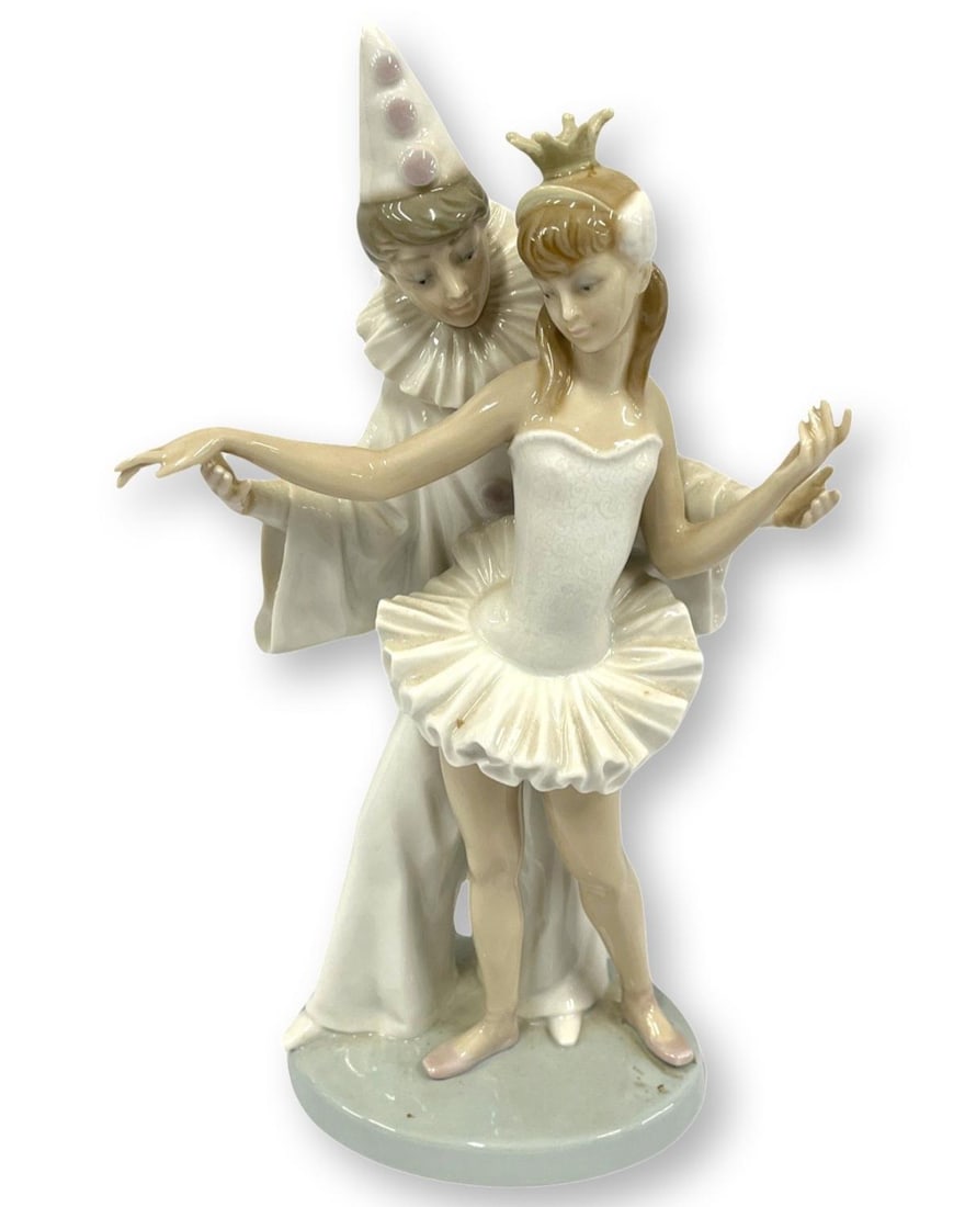 Lladro #4882 Carnival Couple Clown and Ballerina Porcelain Figurines: Lladro #4882 Carnival Couple Clown and Ballerina Porcelain Figurines measures H: 10 1/2"