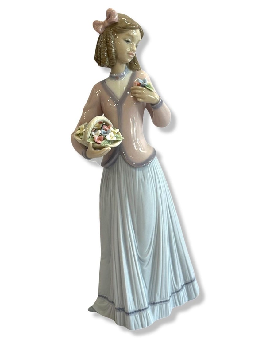 Lladro #7644 Innocence in Bloom Porcelain Figurine: Lladro #7644 Innocence in Bloom Porcelain Figurine measures H: 9 3/4"