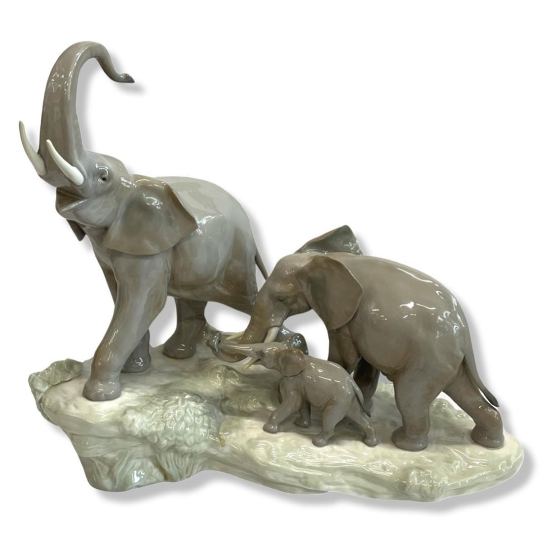 Large Lladro #1150 Elephants Family Porcelain Figurines: Large Lladro #1150 Elephants Family Porcelain Figurines measures H: 14" x L: 16". Has a crack, sold as is