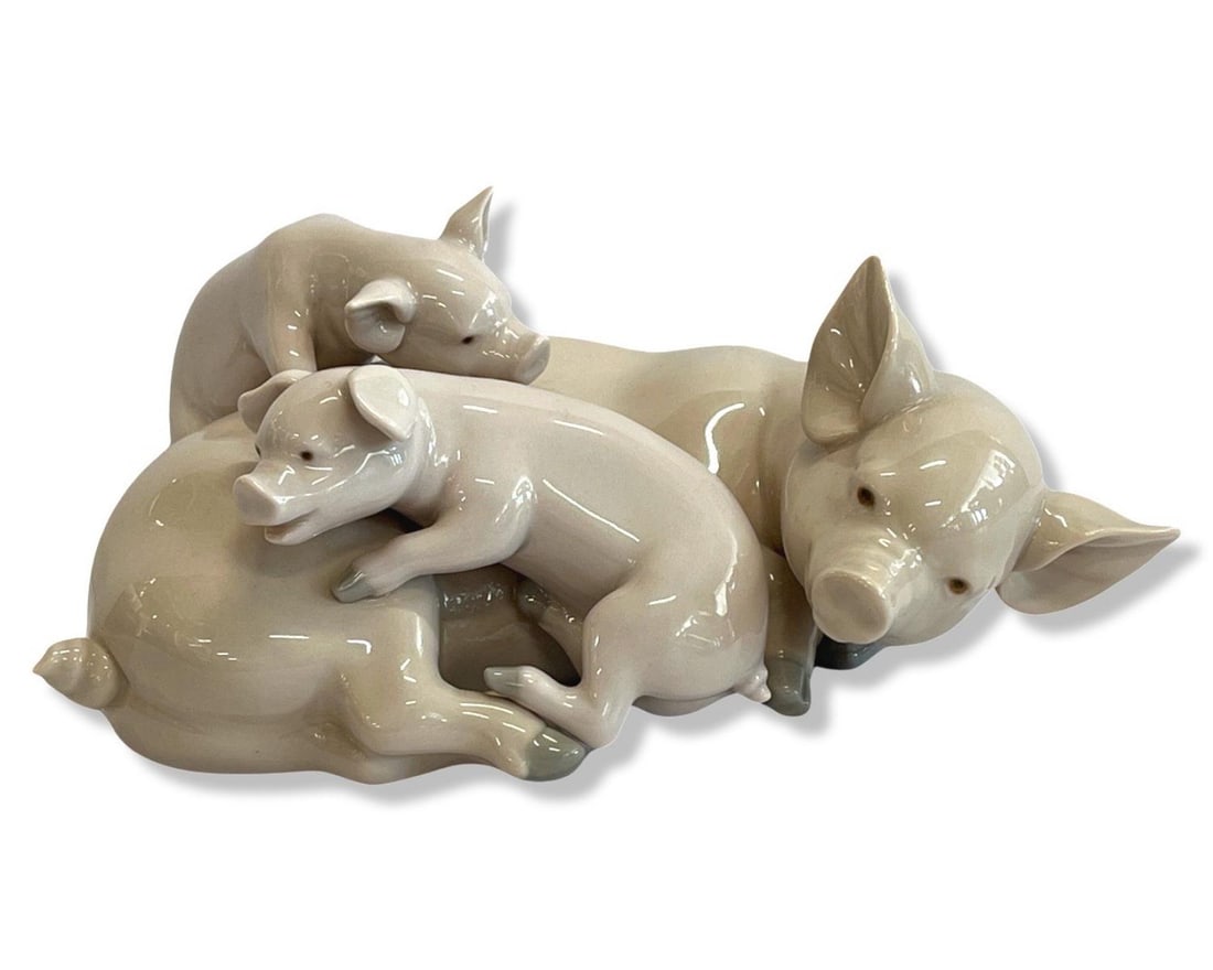 Lladro #5228 Playful Piglets Porcelain Figurines: Lladro #5228 Playful Piglets Porcelain Figurines measures H: 3"