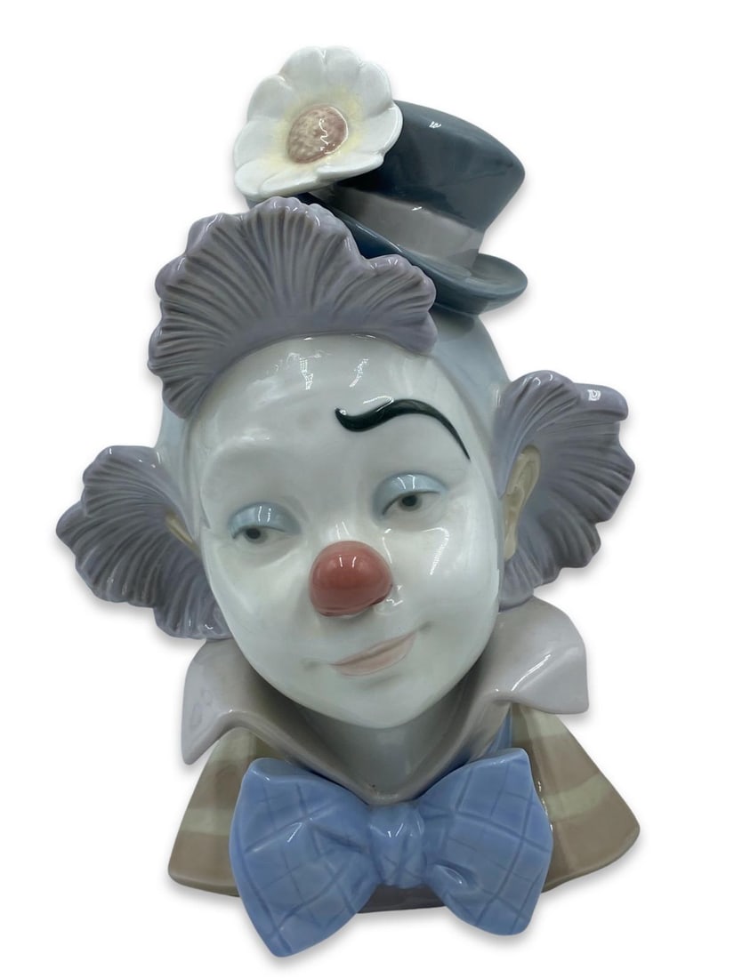 Lladro #5610 Star Struck Porcelain Figure: Lladro #5610 Star Struck Porcelain Figure measures H: 8"