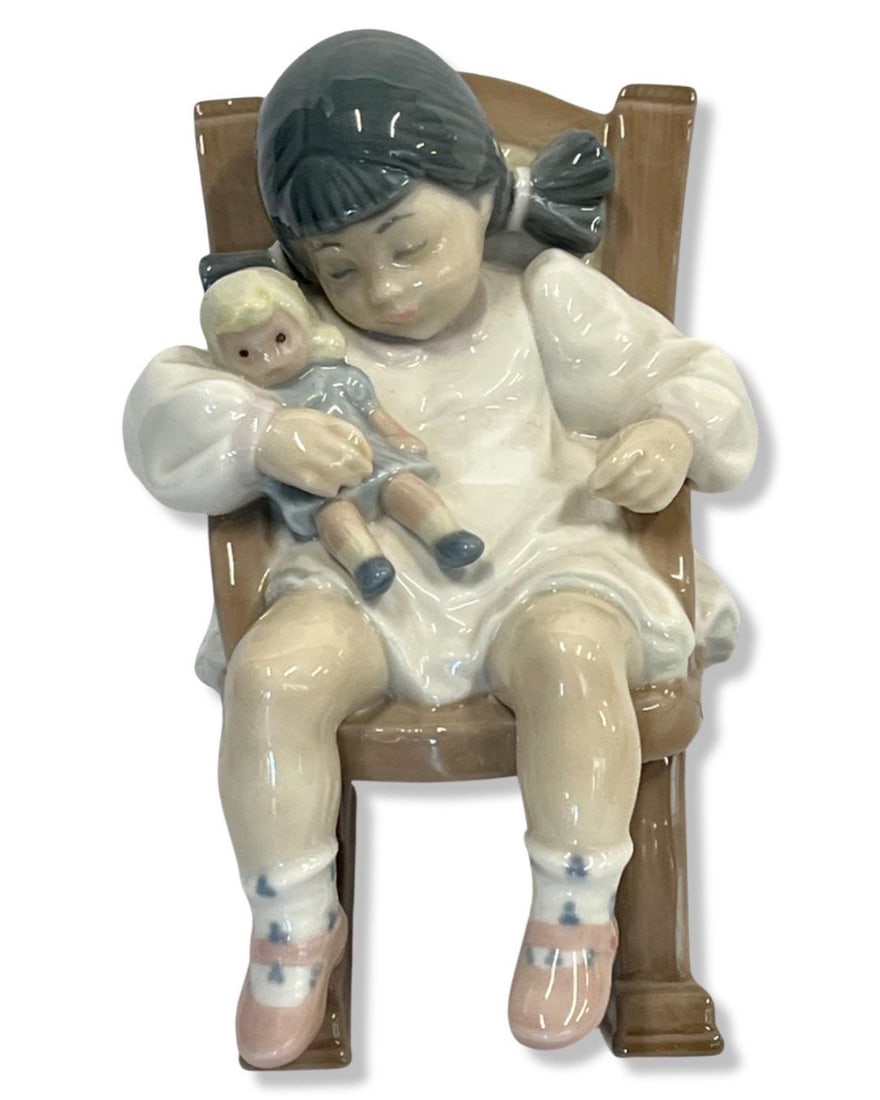 Lladro #2322 Naptime Porcelain Figurines: Lladro #2322 Naptime Porcelain Figurines measures H: 4"