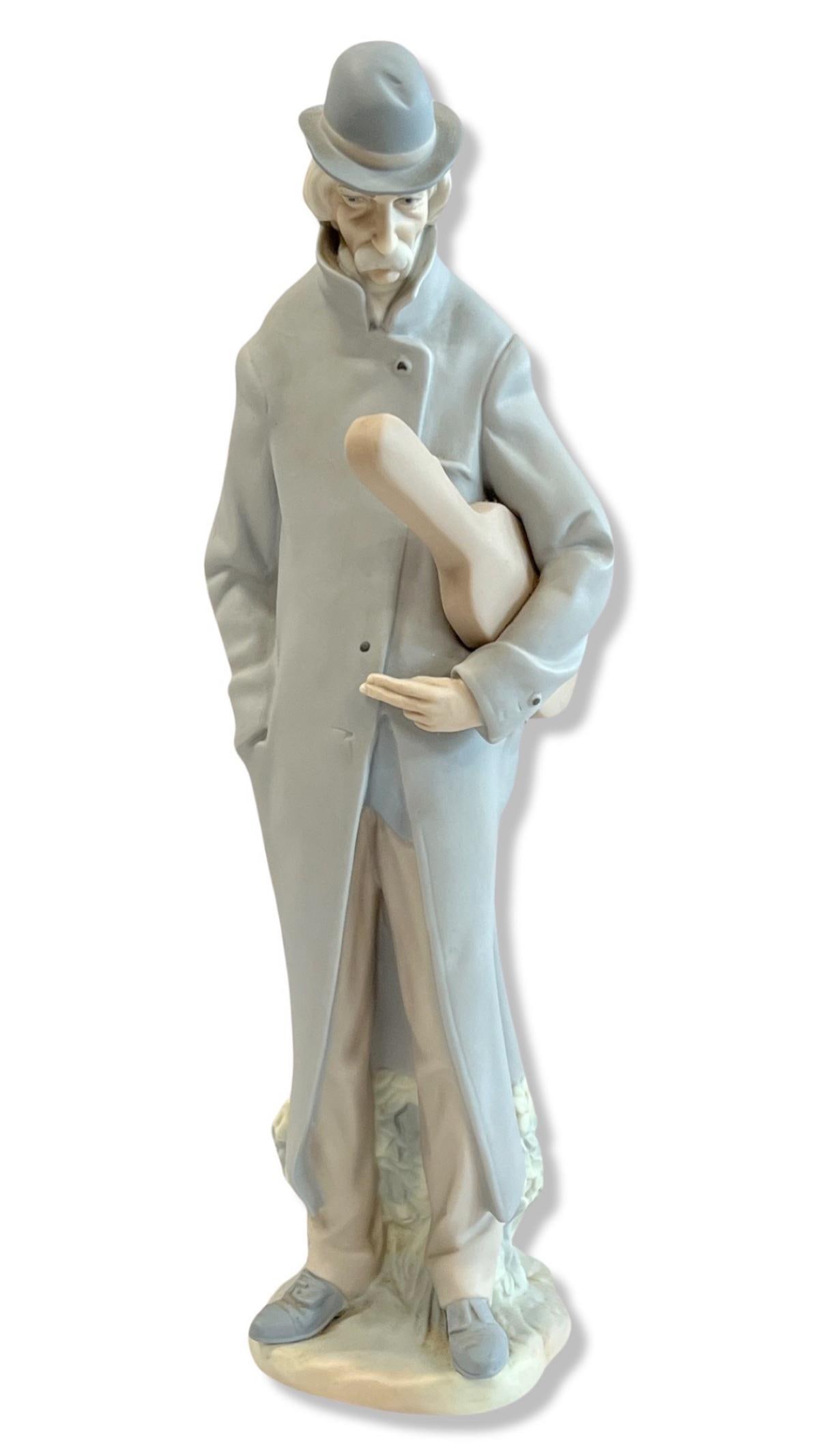 Lladro #4622 Old Man with Violin Porcelain Figure: Lladro #4622 Old Man with Violin Porcelain Figure measures H: 13 1/2"