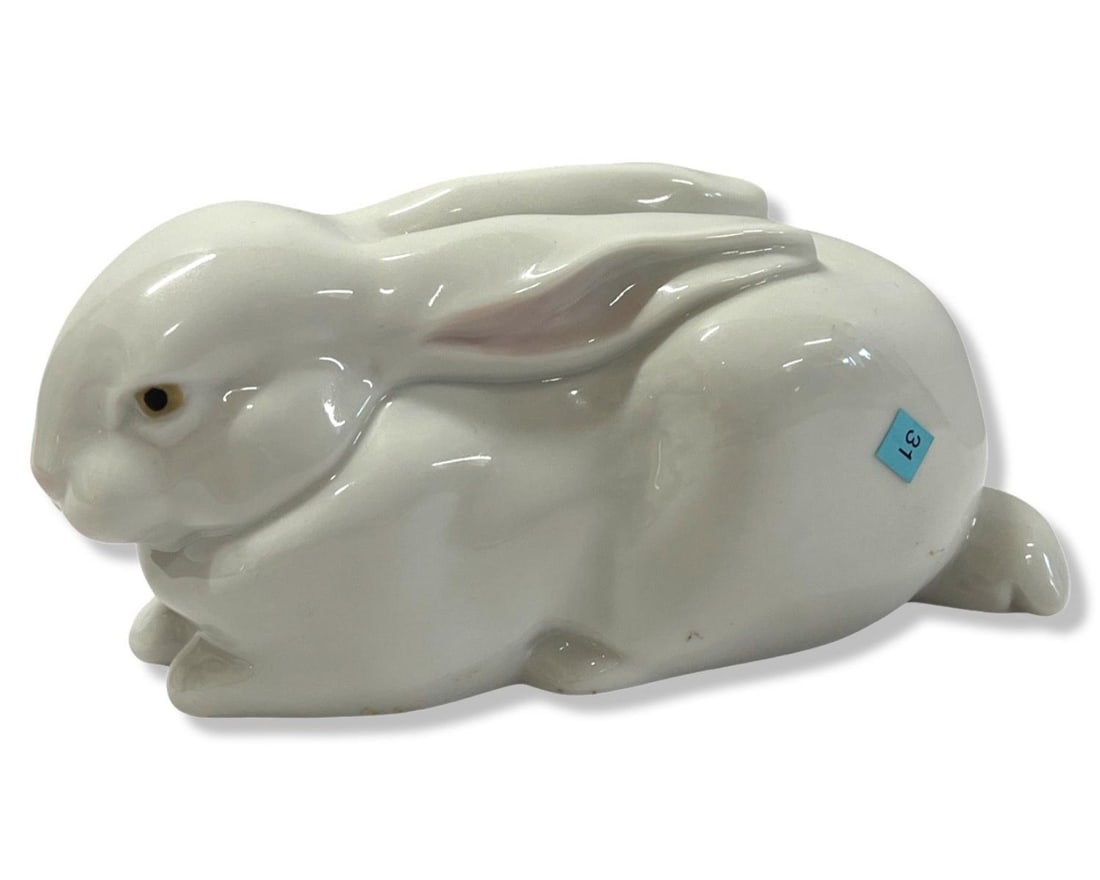 Lladro #5904 Sleeping Bunny Porcelain Figure: Lladro #5904 Sleeping Bunny Porcelain Figure measures 2" x 5"