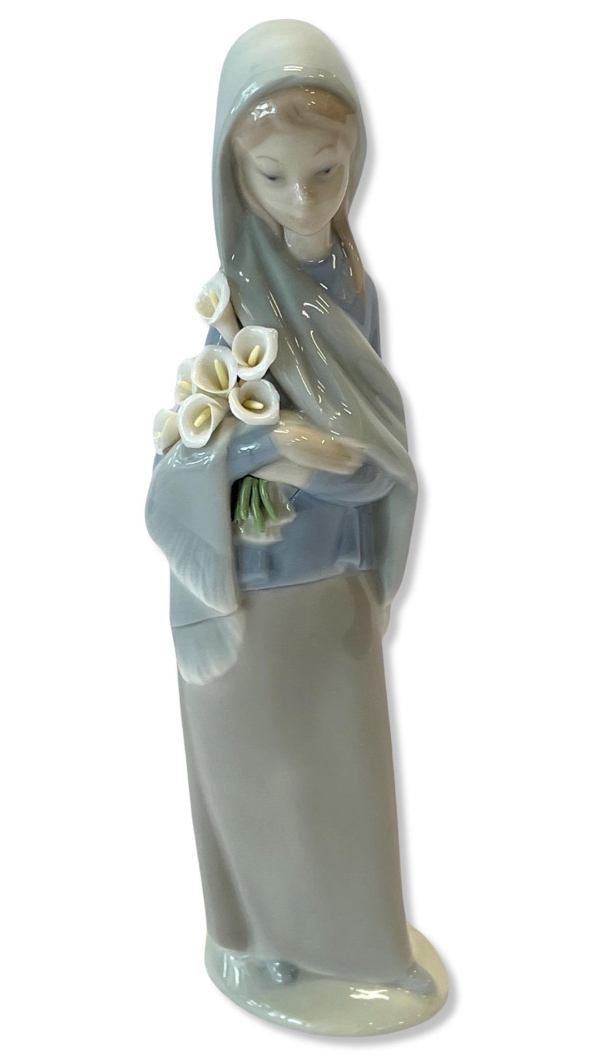 Lladro #4650 Girl with Calla Lilie Flowers: Lladro #4650 Girl with Calla Lilie Flowers measures H: 9"