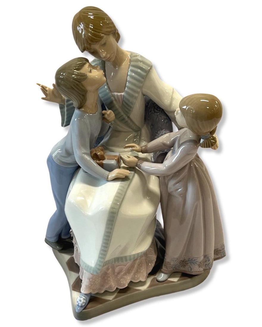 Lladro #5596 A Gift of Love Porcelain Figurines: Lladro #5596 A Gift of Love Porcelain Figurines measures H: 9 1/2"