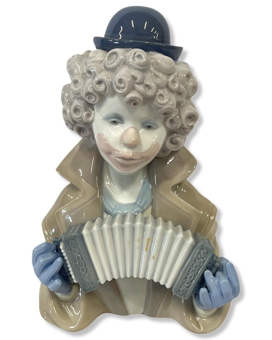 Lladro #5585 Fine Melody Porcelain Figure: Lladro #5585 Fine Melody Porcelain Figure measures H: 7"