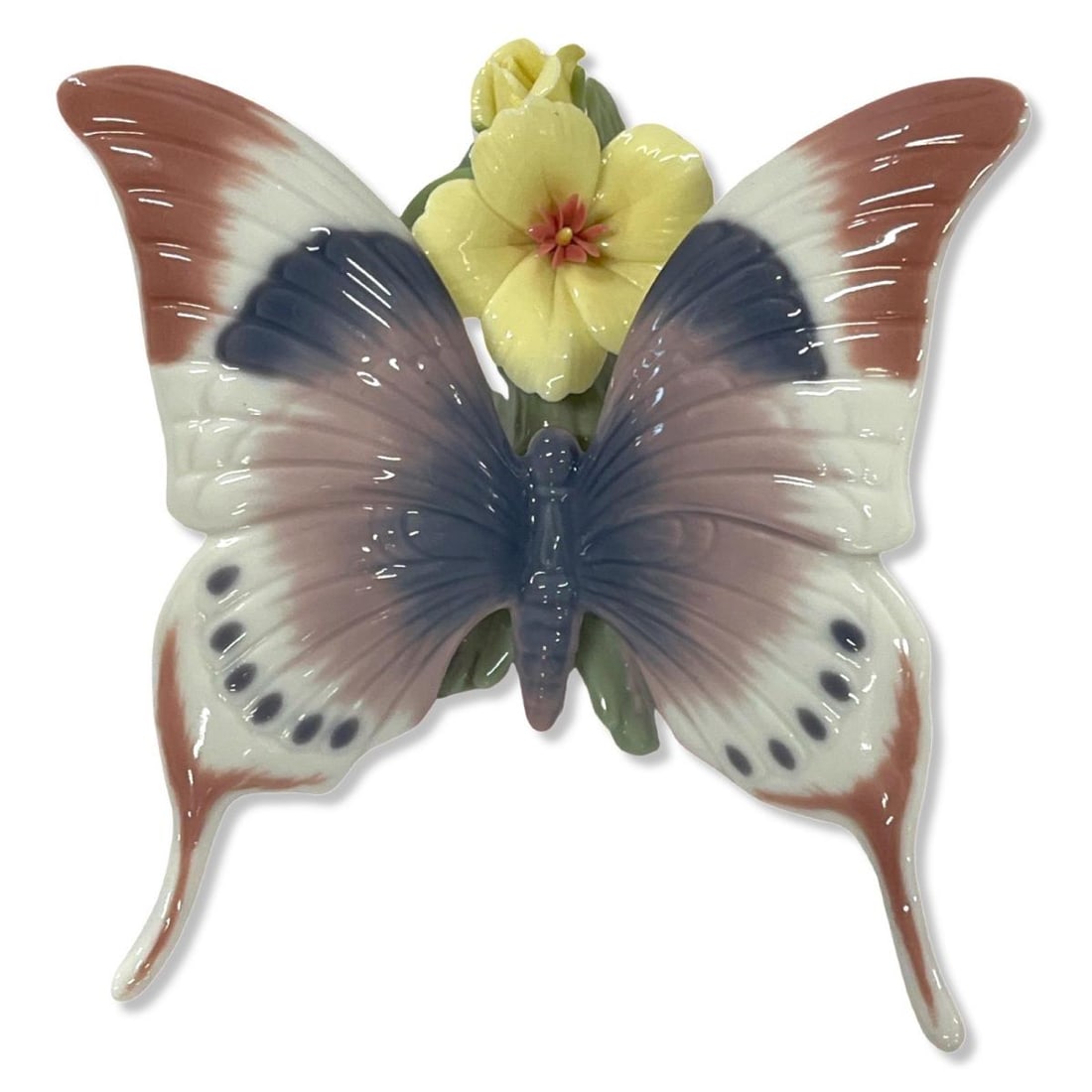 Lladro #6173 A Moments Rest Butterfly Porcelain Figure: Lladro #6173 A Moments Rest Butterfly Porcelain Figure measures H: 2 1/8" x W: 3 1/4"