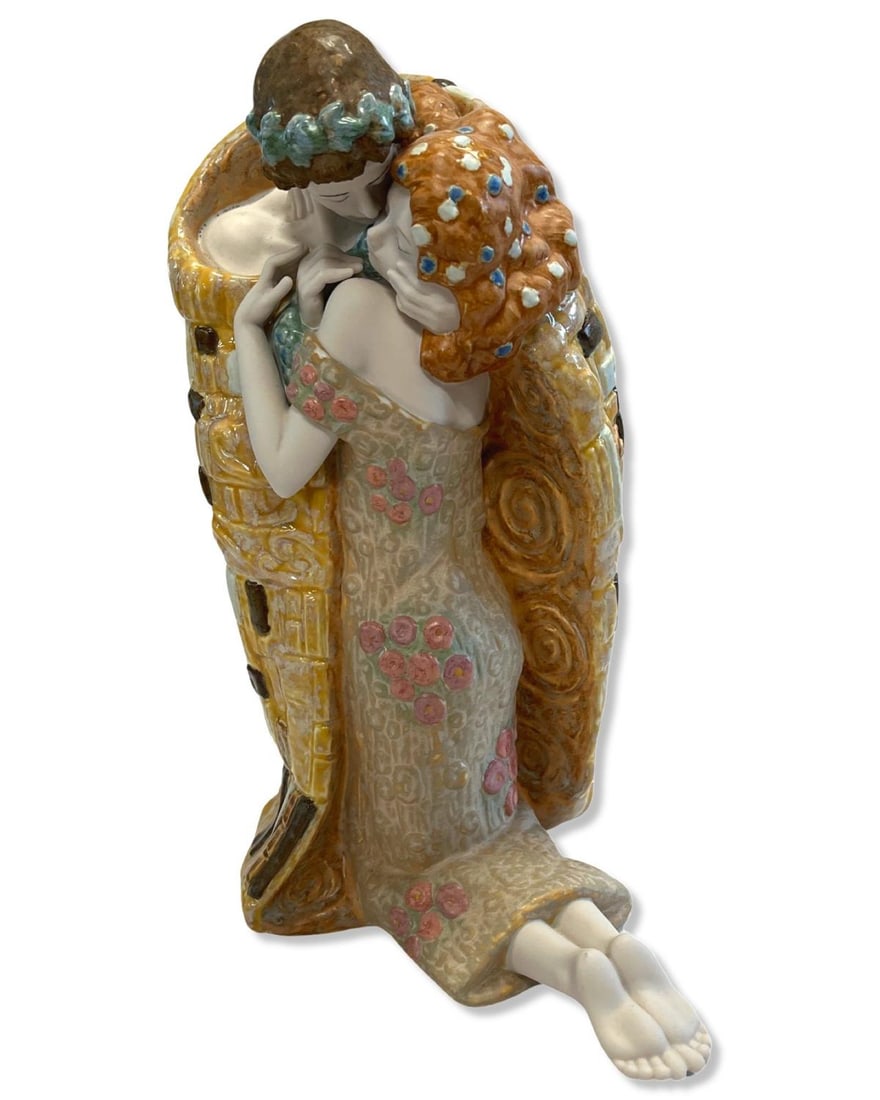 Lladro #8204 The Kiss Porcelain Figurines: Lladro #8204 The Kiss Porcelain Figurines measures H: 13"