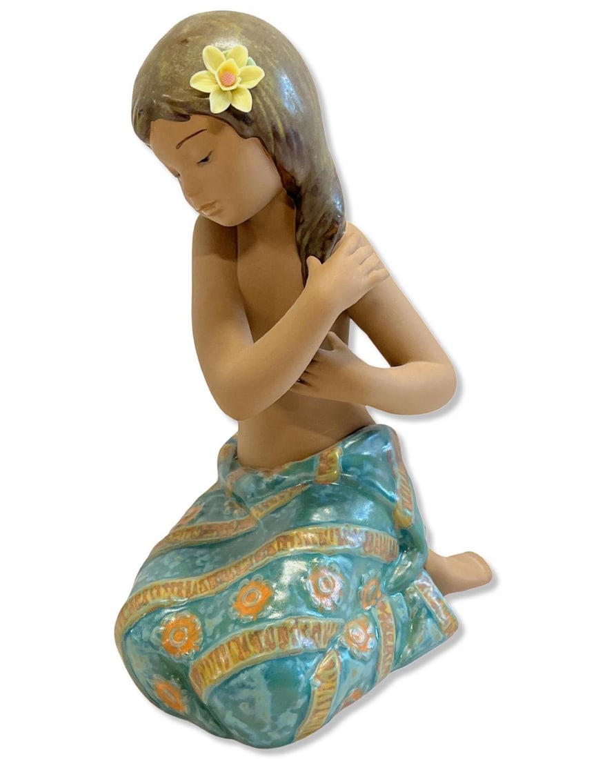 Lladro #2382 Pacific Jewel Porcelain Figure: Lladro #2382 Pacific Jewel Porcelain Figure measures H: 8"