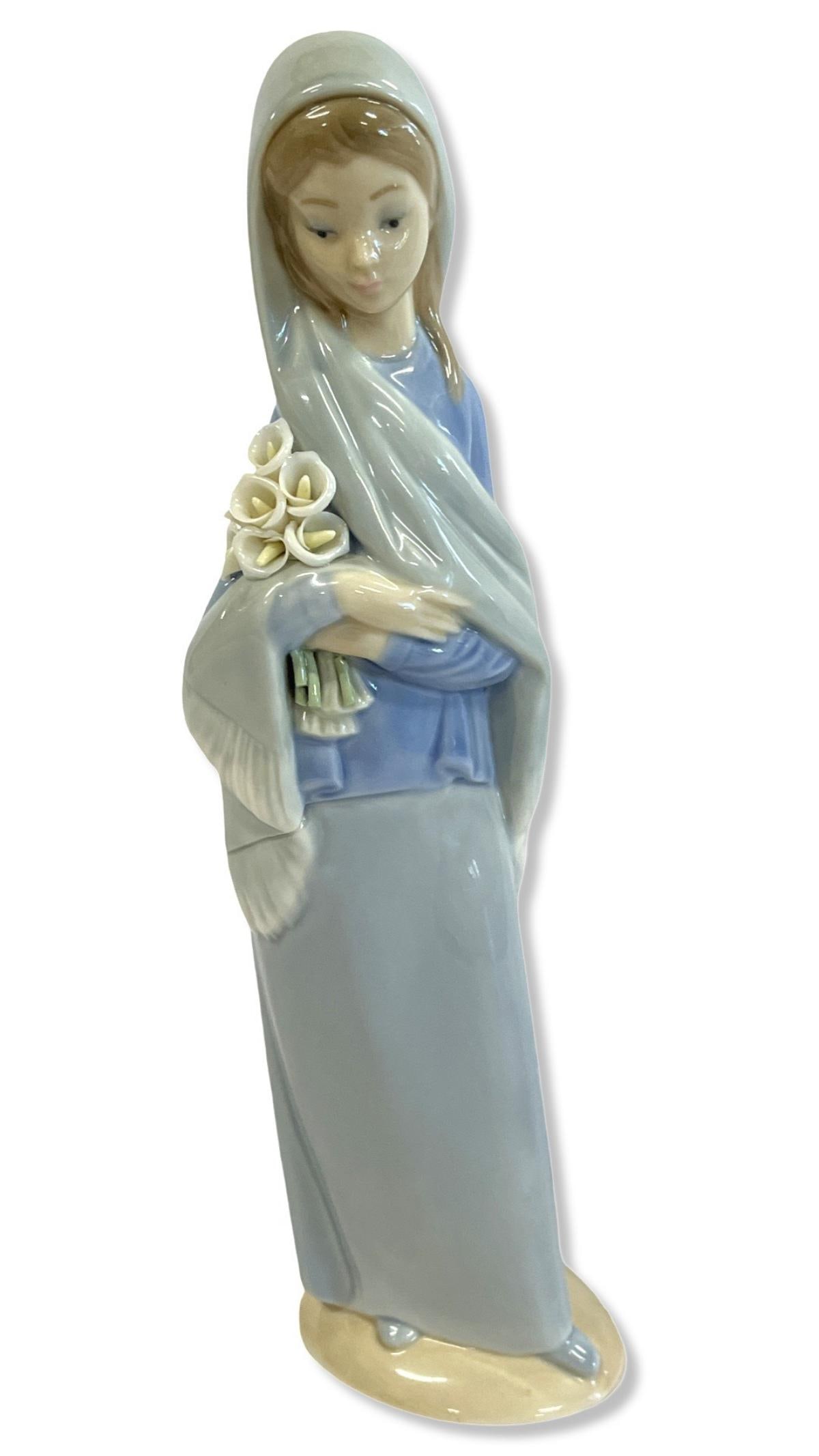Lladro #4650 Girl with Calla lilie Flowers Porcelain Figure: Lladro #4650 Girl with Calla lilie Flowers Porcelain Figure measures H: 9 1/4"