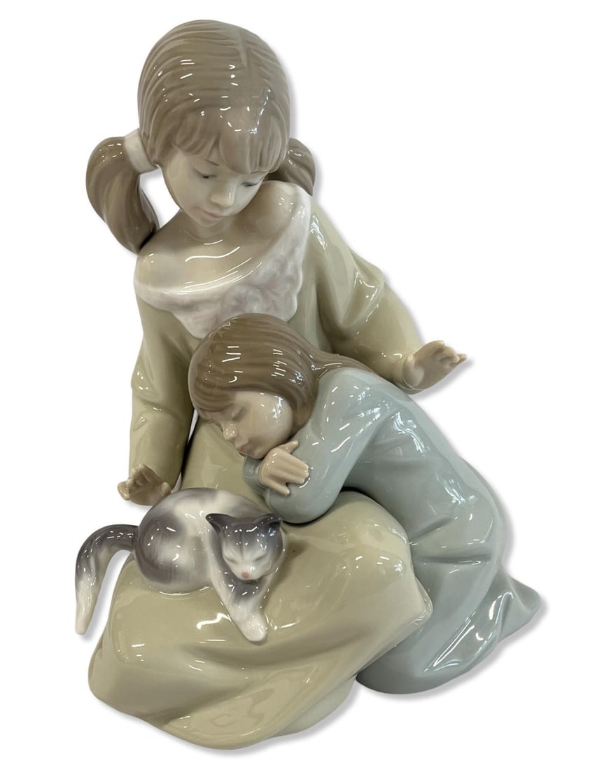 Lladro #1534 Little Sister Porcelain Figurines: Lladro #1534 Little Sister Porcelain Figurines measures H: 7"