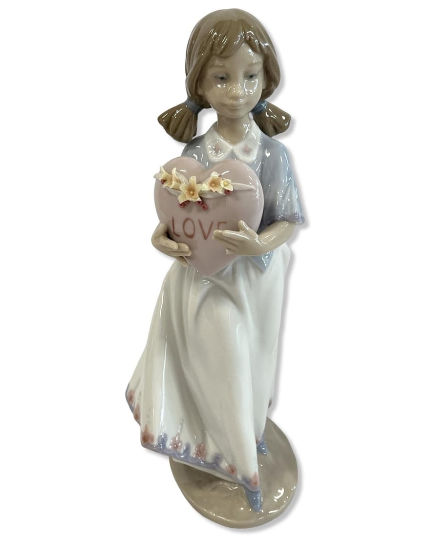 Lladro #6155 European Love Porcelain Figure: Lladro #6155 European Love Porcelain Figure measures H: 8"