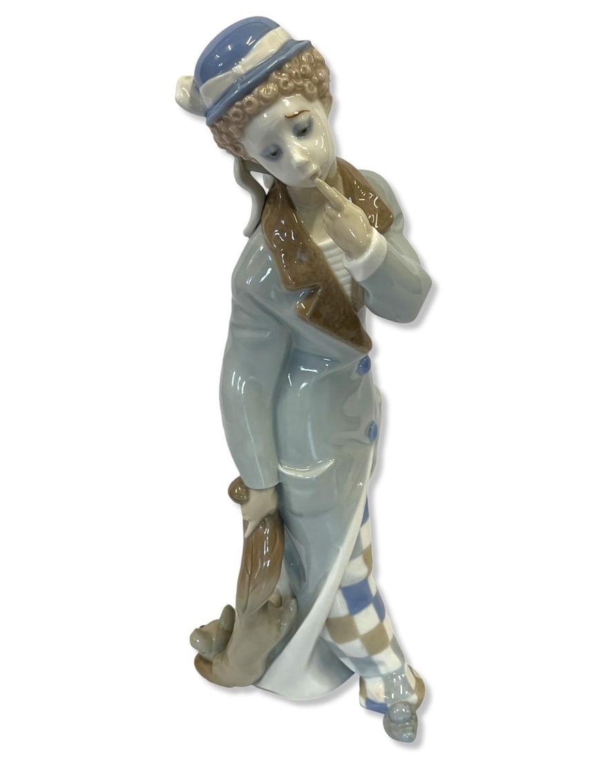 Lladro #1125 Clown with Fox Porcelain Figurines: Lladro #1125 Clown with Fox Porcelain Figurines measures H: 12 1/2"
