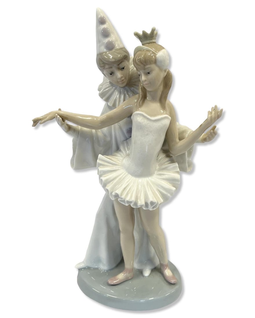 Lladro #4882 Carnival Couple Porcelain Figurines: Lladro #4882 Carnival Couple Porcelain Figurines measures H: 10 1/2"