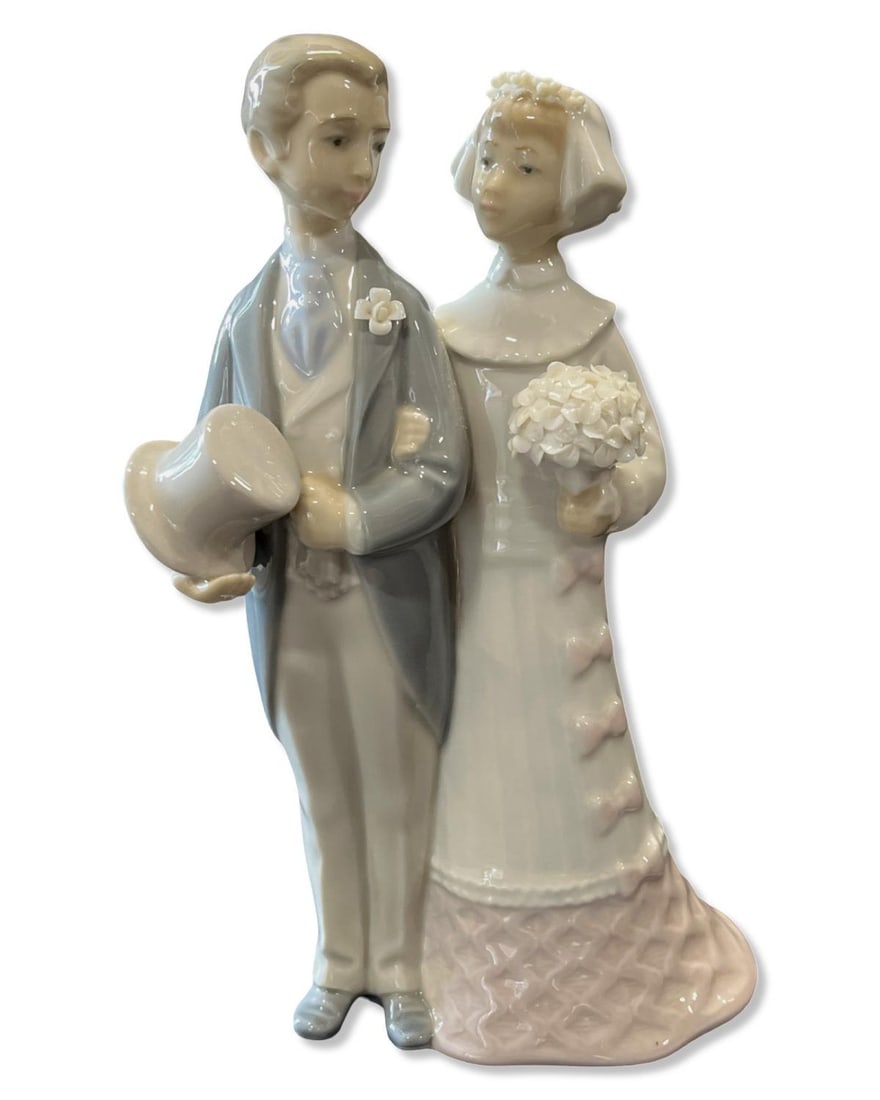 Lladro #4808 Bride & Groom Wedding Porcelain Figurines (1 of 2)