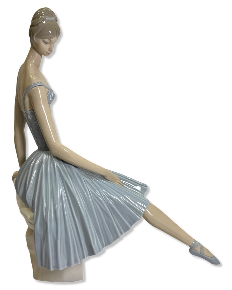 Lladro 4559 Ballerina Porcelain Figurine: Lladro 4559 Ballerina Porcelain Figurine measures H: 15" x W: 7 1/2"