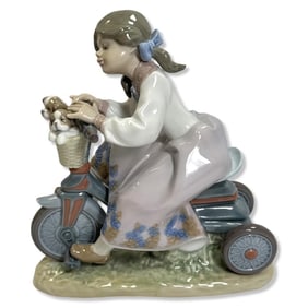 Lladro 5680 Traveling in Style Porcelain Figurine