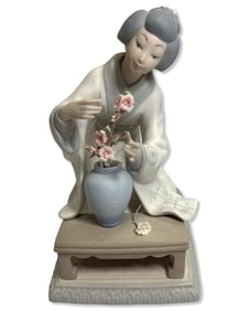 Lladro 4840 Japanese Girl Decorating Porcelain Figurine with Matte Finish