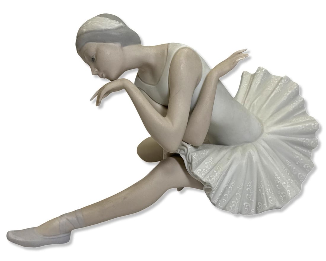 Lladro 4855 Death of the Swan Porcelain Figurine with Matte Finish: Lladro 4855 Death of the Swan Porcelain Figurine with Matte Finish measures H: 5 3/4" x W: 9 1/2"