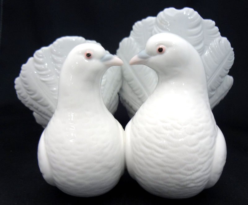 Lladro "Couple of Doves" Porcelain Figures: Retired Lladro "Couple of Doves" Porcelain Figures, Issued in 1971. Model #1169. Sculptor Antonio Ballester, made in Spain. Measures - 5" high, 8 1/2" wide. For Domestic or International Shipping Quot