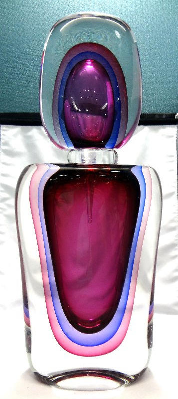 Murano Luigi Onesto Decanter: Murano Luigi Onesto Decanter, artist signed. Measures 18 1/2" high x 7 1/2" wide.For Domestic or International Shipping Quotes Please Feel Call Ryan or Dave at Eagle Shipping Center 561-932-0700 or em