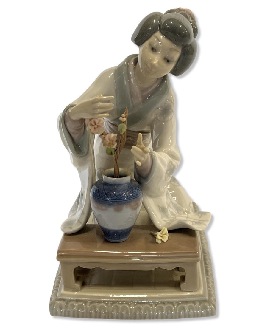 Lladro #4840 Geisha Japanese Flower Arranger Porcelain Figure (1 of 2)