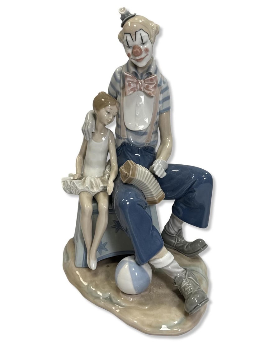 Lladro 5052 Clown & Girl Porcelain Sculpture: Lladro 5052 Clown & Girl Porcelain Sculpture measures H: 13 1/4" x W: 7"