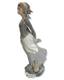 Lladro 4922 Sea Breeze Wind Blown Girl Porcelain Figurine