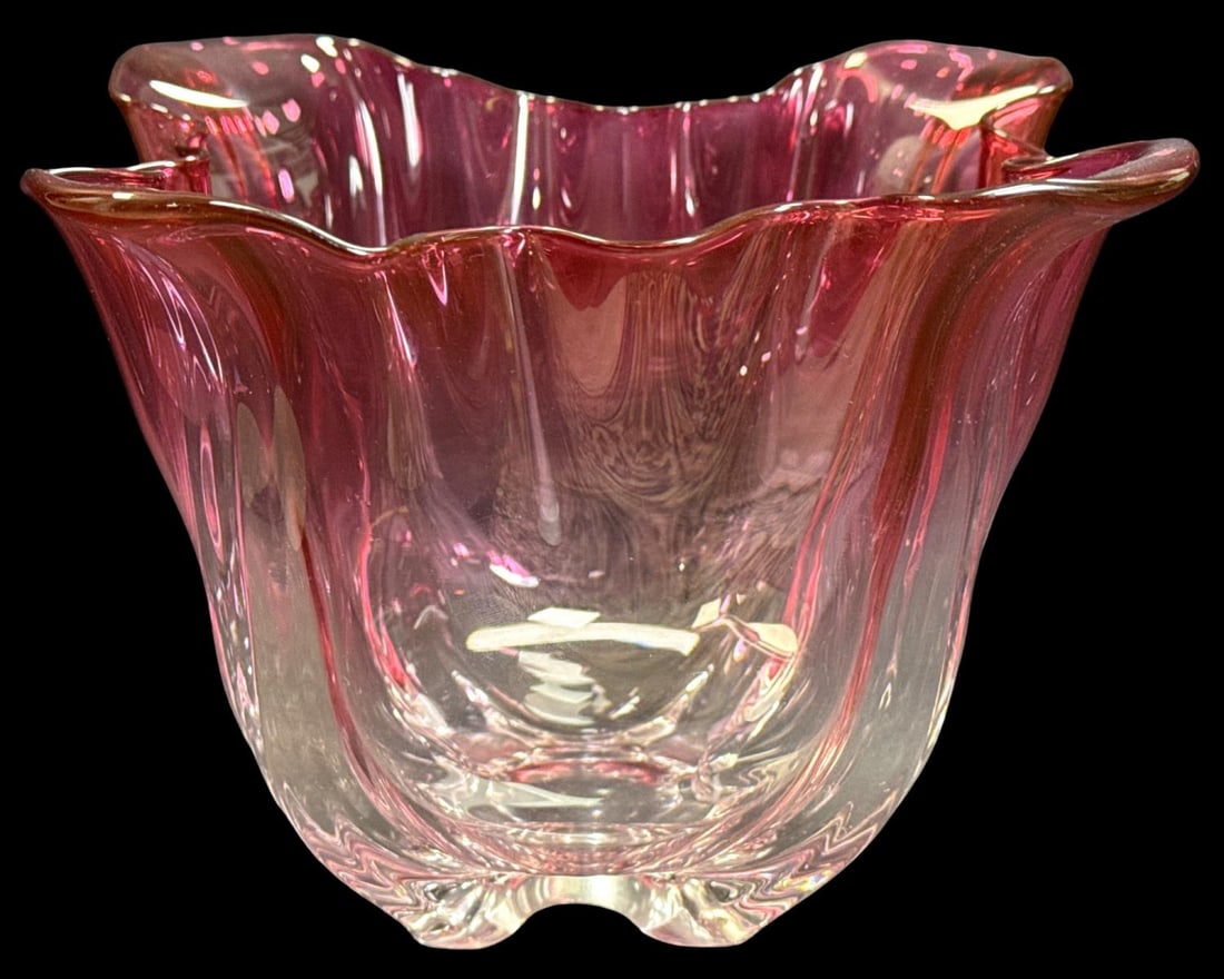 Carder Steuben Grotesque Ruby to Clear Centerpiece Bowl: Carder Steuben Grotesque Ruby to Clear Centerpiece Bowl measures H: 5 5/8" x W: 6 1/2"
