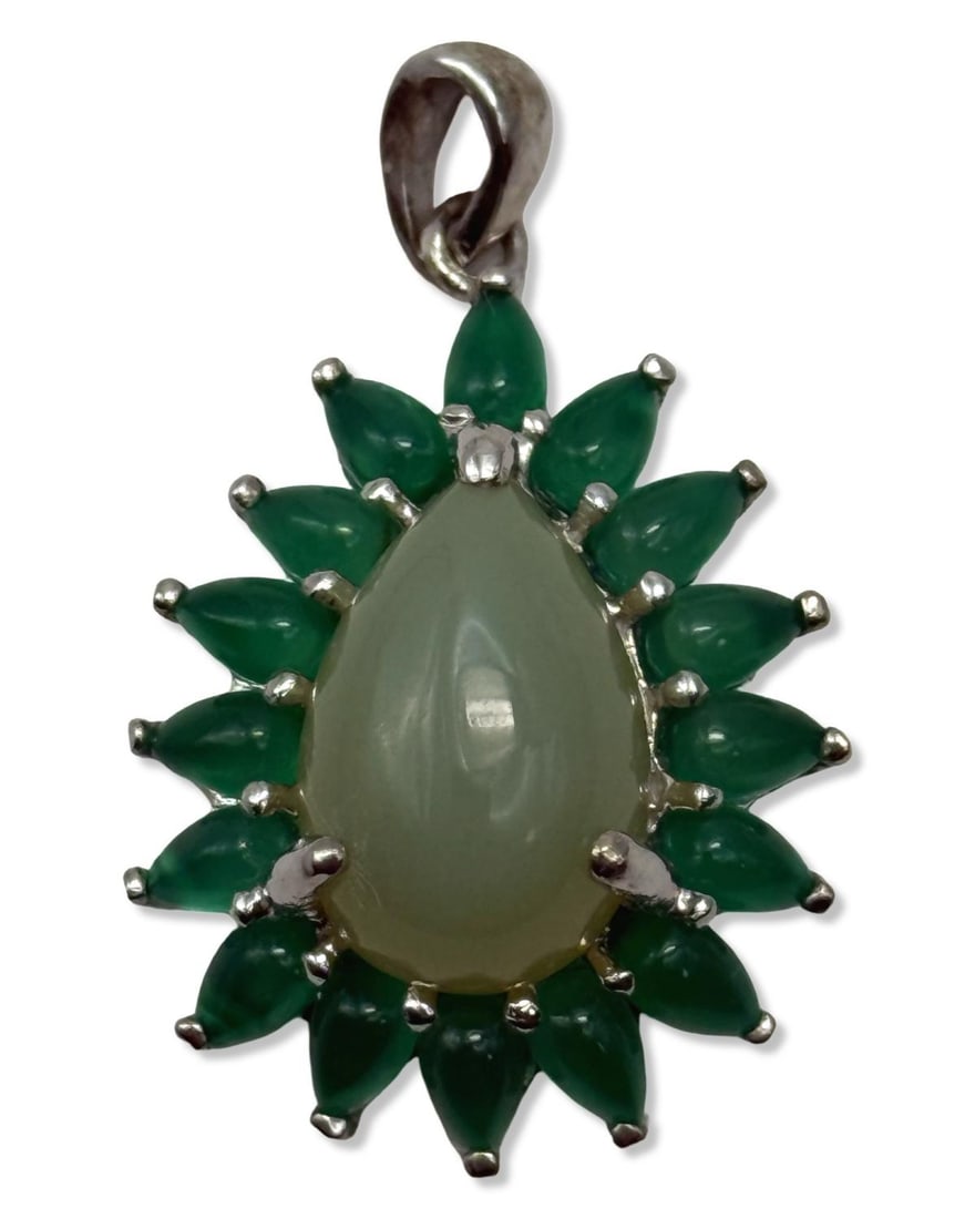 Sterling Silver, Chalcedony, & Aventurine Pendant: Sterling Silver, Chalcedony, & Aventurine Pendant measures L: 1 3/8" x W: 1"