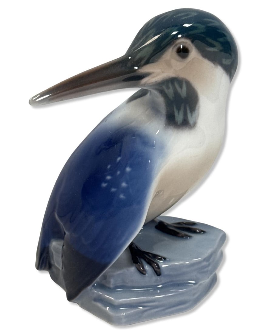 Royal Copenhagen Bing & Grondahl 1619 Kingfisher Bird Porcelain Figurine: Royal Copenhagen Bing & Grondahl 1619 Kingfisher Bird Porcelain Figurine measures H: 4 5/8" x W: 3 1/2"