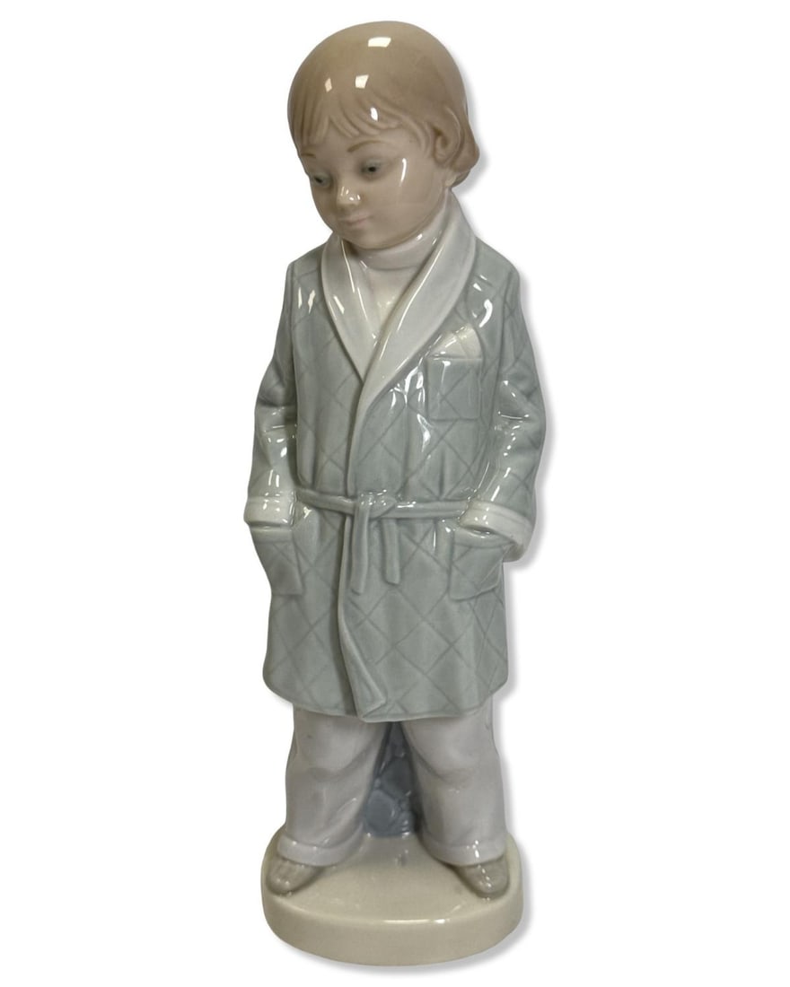 Lladro 4900 Boy with Robe Porcelain Figurine (1 of 2)