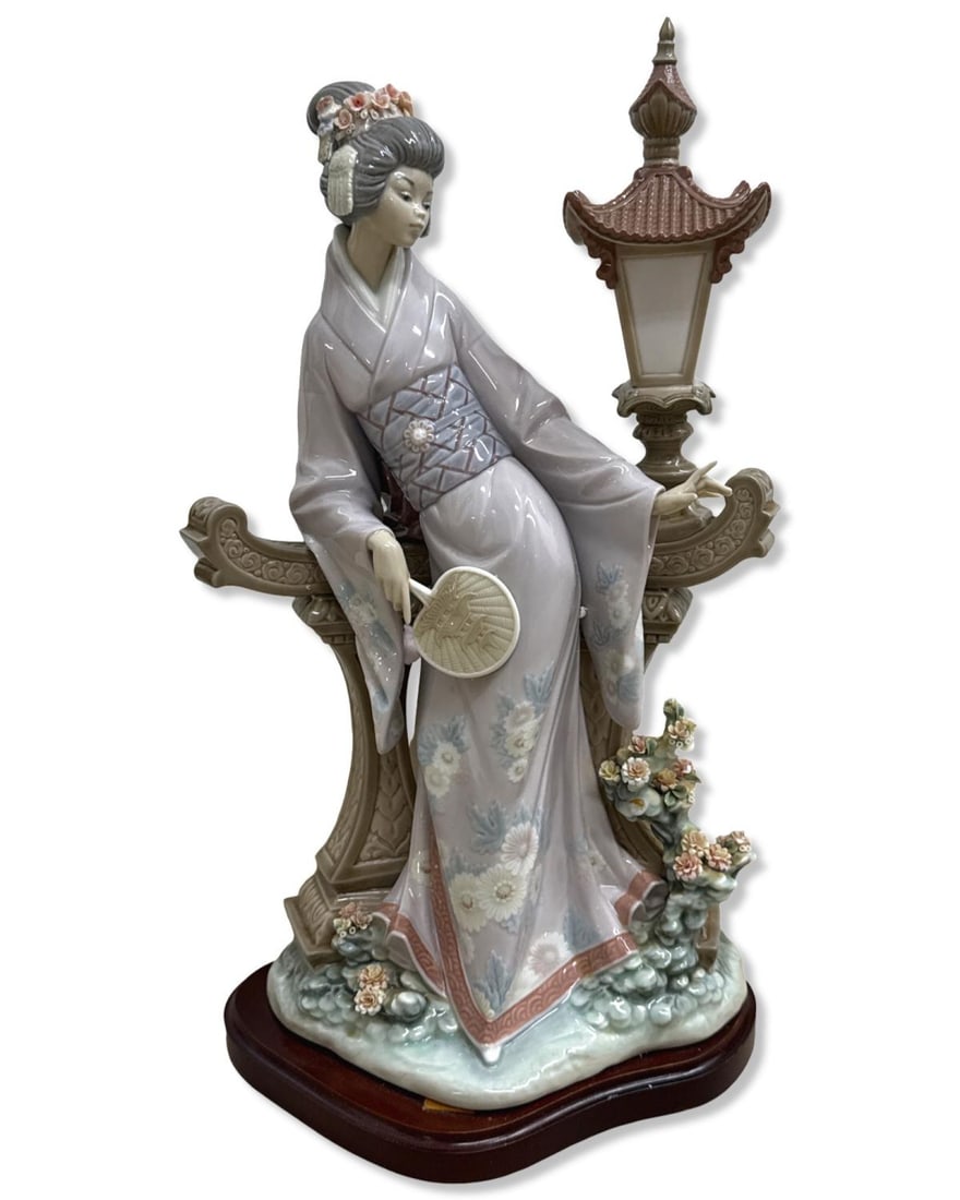 Lladro 1421 Mariko Porcelain Figurine on Wood Base (1 of 2)