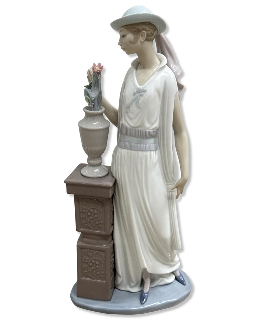 Lladro 5175 Lady Grand Casino Porcelain Figurine (1 of 2)