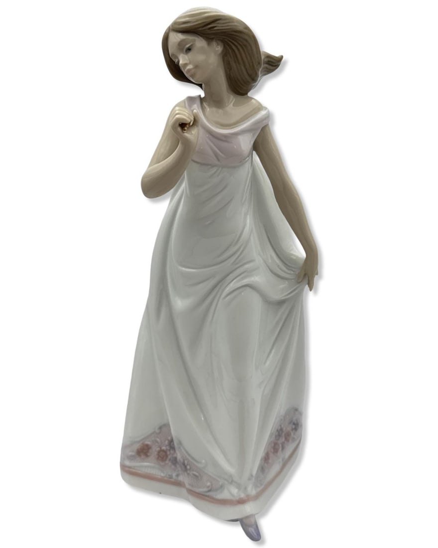 Lladro 7636 Afternoon Promenade Porcelain Figurine (1 of 2)