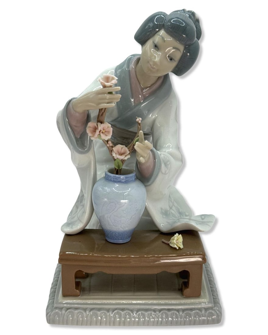 Lladro 4840 Japanese Woman Decorating Porcelain Figurine (1 of 3)