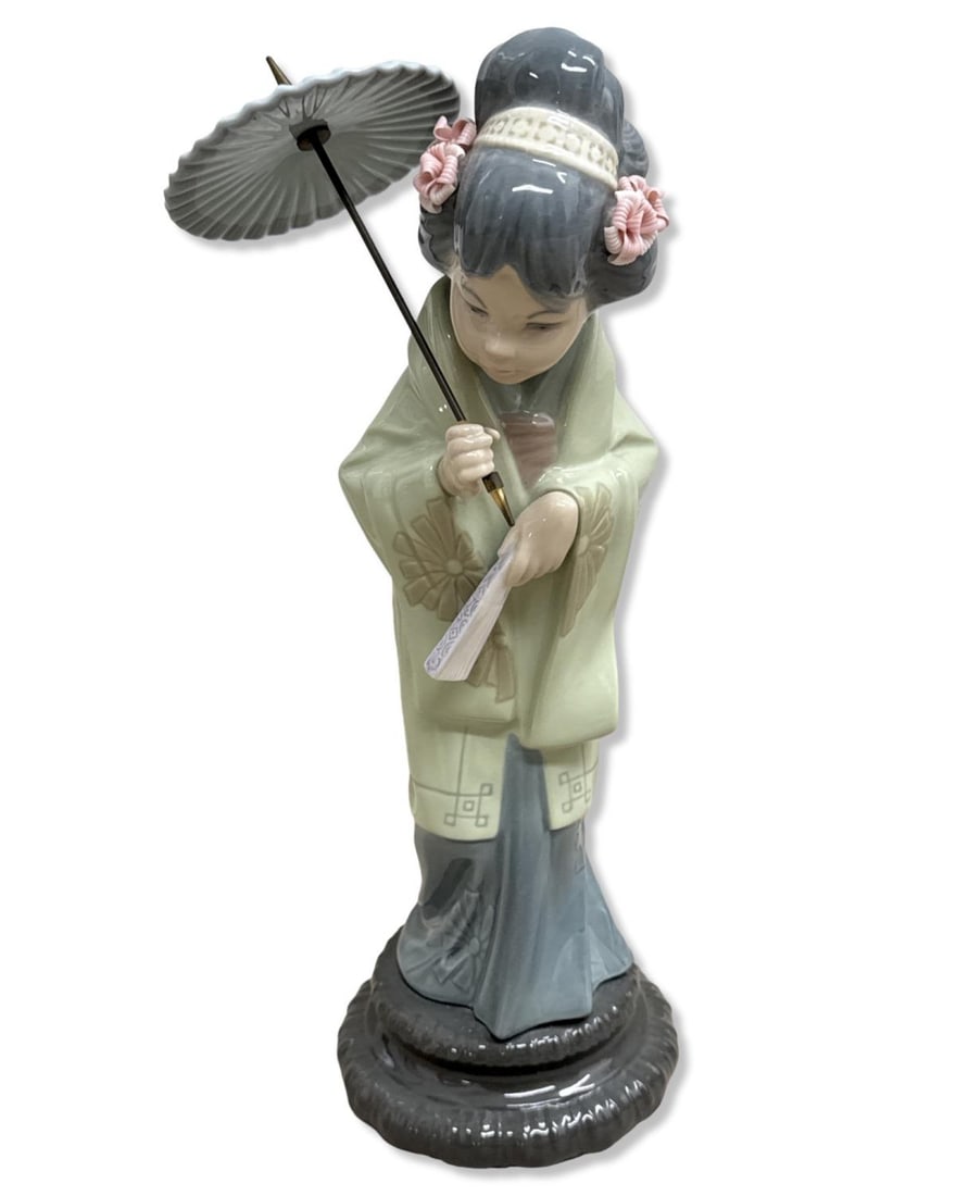 Lladro 4988 Oriental Spring Porcelain Figure: Lladro 4988 Oriental Spring Porcelain Figure measures H: 11" x W: 4"