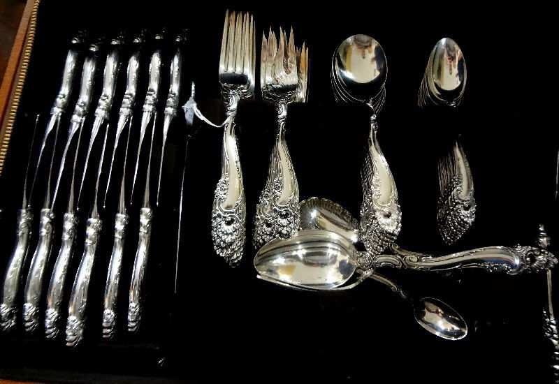 Gorham Décor Sterling Silver Flatware: Gorham Décor Sterling Silver Flatware. 77 pc total comprising of 12 knives - 9", 12 forks - 7 1/4", 12 salad forks - 6 1/2", 12 teaspoons - 6", 12 cream soup spoons - 6 1/2", butter spreaders - 6 1/4