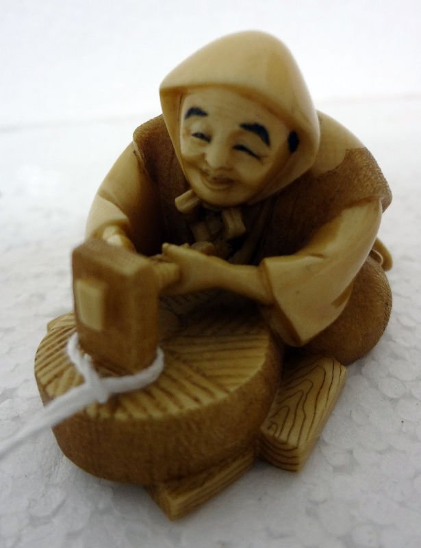 Chinese Carved Ivory Netsuke Figure: Chinese Carved Ivory Netsuke Figure. Measures - 2 1/4" wide.For Domestic or International Shipping Quotes Please Feel Call Ryan or Dave at Eagle Shipping Center 561-932-0700 or email them at ryan@eagl